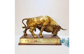 싸움소1호(상패)/황동 청동 공예품 신주 주물 금속 조각상 조각품 조형물 인테리어소품 소 황소 기념패 우승패