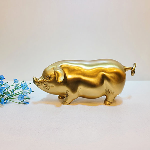 신돼지(중)/청동 황동공예품 금속 신주 주물 복 돼지 황금 장식품 조각상 조형물 집들이선물 개업선물 인테리어소품