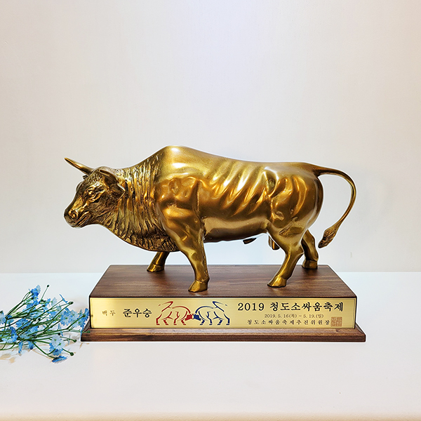 싸움소(2호)상패/황동 청동 공예품 신주 주물 금속 조각상 조각품 조형물 인테리어소품 소싸움 황소 소 축협