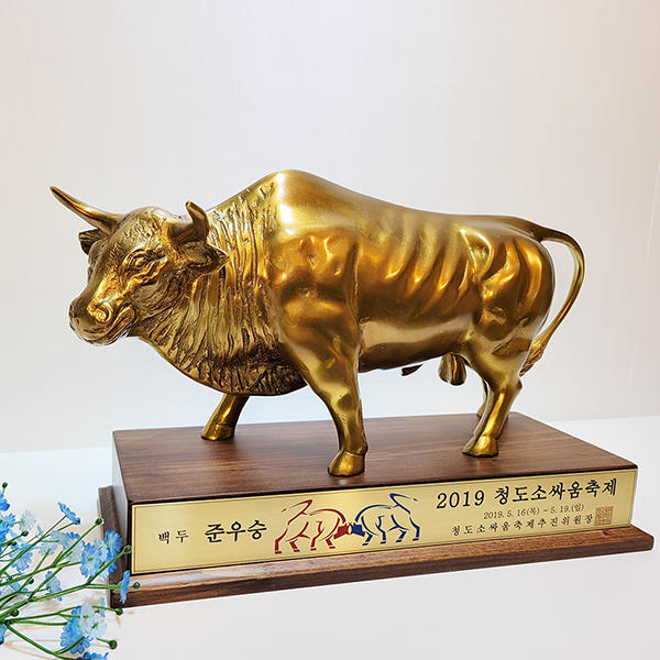 싸움소(2호)상패/황동 청동 공예품 신주 주물 금속 조각상 조각품 조형물 인테리어소품 소싸움 황소 소 축협
