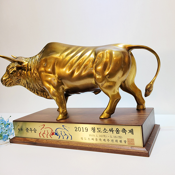 싸움소(2호)상패/황동 청동 공예품 신주 주물 금속 조각상 조각품 조형물 인테리어소품 소싸움 황소 소 축협
