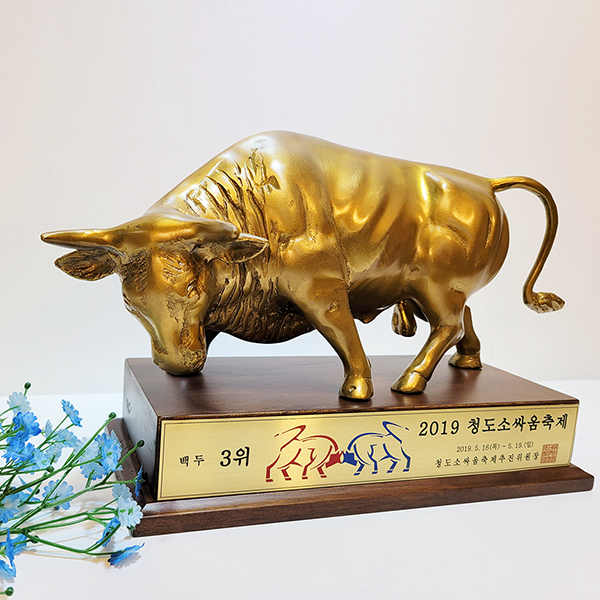 싸움소(3호)상패/황동 청동 공예품 신주 주물 금속 조각상 조각품 조형물 인테리어소품 소싸움대회 황소 소 축협 우승패 기념패