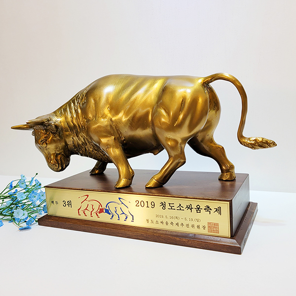 싸움소(3호)상패/황동 청동 공예품 신주 주물 금속 조각상 조각품 조형물 인테리어소품 소싸움대회 황소 소 축협 우승패 기념패