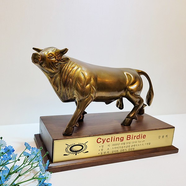 싸움소(4호)상패/황동 청동 공예품 신주 주물 금속 조각상 조각품 조형물 인테리어소품 소싸움대회 황소 소 축협 우승패 기념패