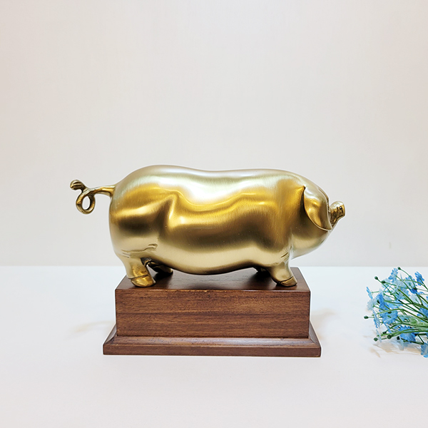 신 돼지 중 상패 청동돼지 황동돼지 공예품 조각품 골프상패 감사패 공로패 기념패 우승패 주물 신주 풍수 인테리어소품