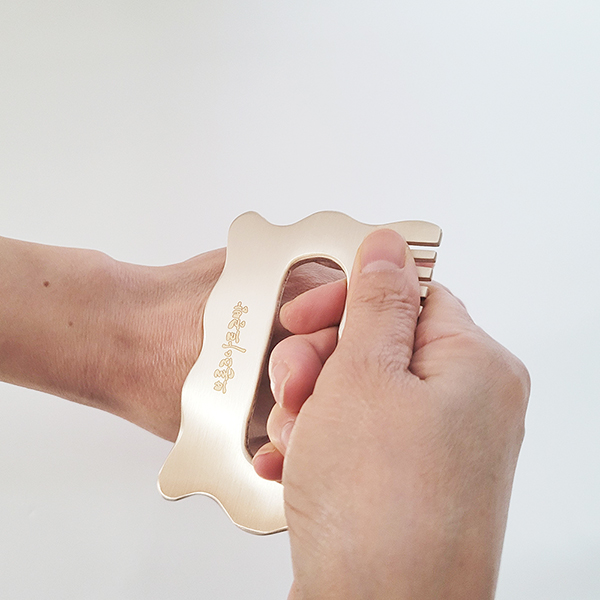 방짜 유기 한손 빗 괄사 마사지기 머리 두피 유기괄사 놋 안마 지압 주물 피부샵 지인 선물용품 주문제작