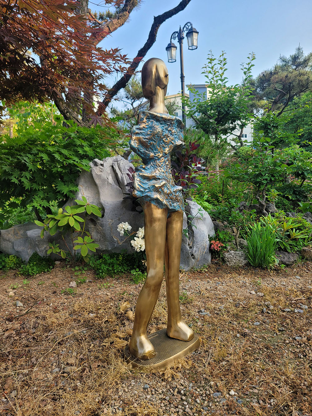 소녀 사람 조각상 조각품 장식품 모형 추상 모양 인물 청동 황동 공예품 상점 카페 업소 전원주택 정원 거실 인테리어소품