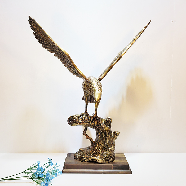 독수리 대 조각품 조각상 청동 황동 공예품 동 브론즈 고목 나무 가지위 이글 장식품 건물로비 카페 업소 개업선물 인테리어 소품