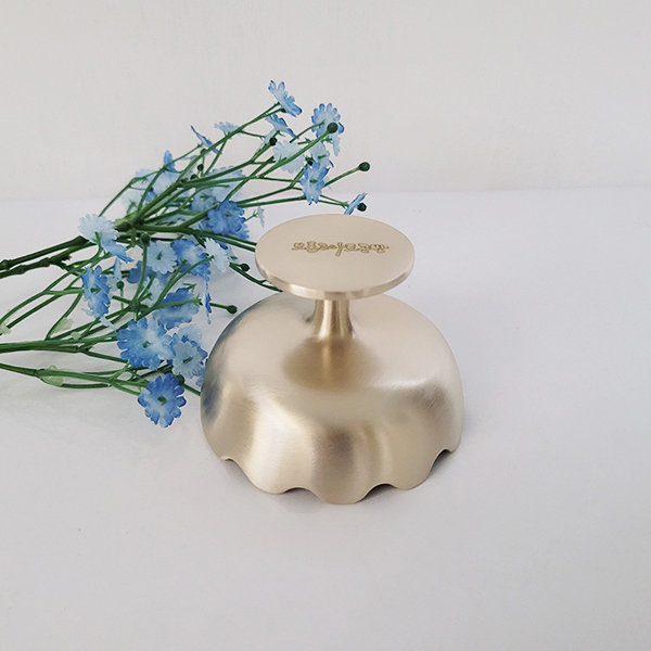 방짜 유기 꽃 괄사 마사지기 한손 피부샵 전신 경락 지인 선물용품